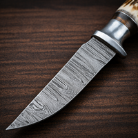 Couteau de chasse artisanal en acier Damas avec manche en corne et étui en cuir – Couteau de survie à lame fixe pour le camping en plein air