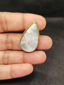 จี้หินมูนสโตนธรรมชาติ 100% แบบมีร่อง คุณภาพสูงสุด หินมูนสโตนแบบมีร่องทองเหลือง ราคาขายส่ง จำนวนมาก จี้หินมูนสโตนแบบมาคราเม่ คริสตัล - Product Image 5