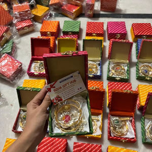 Exquisito Juego de Joyería Rajasthani Leheriya Hecho a Mano con Pulseras Tradicionales Kundan Meenakari y Collar con Colgante - Product Image 1