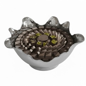 Bol de service élégant en argent plaqué avec pied, bord festonné, plat à bonbons décoratif en métal, bol à chocolat de haute qualité pour la décoration intérieure - Product Image 4