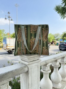 Sac fourre-tout en toile 100 % coton avec fermeture éclair, logo personnalisé, réutilisable, pour le shopping, la plage, écologique, fournisseur en gros pour le printemps - Product Image 2