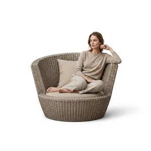 Chaise de jardin contemporaine en rotin avec coussin beige, mobilier d'extérieur rond, siège confortable pour patio et loisirs - Product Image 2