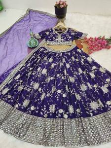 Traje Lehenga Choli de Lino Azul Oscuro Tradicional con Bordado Floral y Trabajo de Espejo, Sharara para Bodas y Fiestas (Walima) para Mujer - Product Image 4