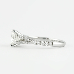 Bague de fiançailles en diamant taille princesse pour femme, en or blanc, sertie de griffes, avec bande pavée, style géométrique classique - Product Image 4