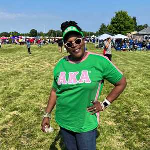 AKA Green Premium Shirt Femmes Lettre Grecque Brodée Rose Garniture Ras Du Cou Haute Qualité Casual Top - Product Image 2