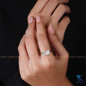 แหวนหมั้นเพชรทรงลูกแพร์และทรงมรกต เพชรเลี้ยงในห้องปฏิบัติการ ทองคำแท้สีเหลือง สองเม็ด เครื่องประดับเจ้าสาวคุณภาพสูง ขายส่ง - Product Image 5