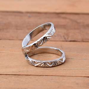 Anillo de doble banda de plata de ley 925 con textura artesanal en zig-zag - Joyería llamativa ajustable para alivio de la artritis - Product Image 2