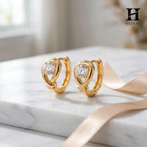 Pendientes de Plata de Ley 925 Personalizados con Diseño de Pera Retorcida, Elegantes Aros Huggie Chapados en Oro con Diamante de Laboratorio Solitario, Venta al por Mayor - Product Image 4