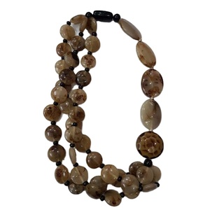 Collar de cuentas gris naranja de 3 líneas hecho a mano con virutas de resina, Cuentas planas de resina para fiesta, regalo, estilo budista inspirado - Product Image 2