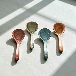 Cucharas de cerámica hechas a mano con color personalizado, cucharas para pudín de hotel y restaurante, cuchara de cerámica de mango largo para sopa y fideos. - Product Image 2