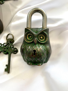Cadenas en métal vintage en forme de hibou, fait main, avec finition antique et clés décoratives pour portail et porte de maison - Product Image 5