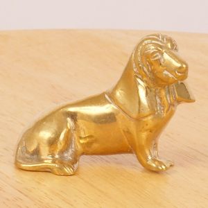 Statue de chien élégante en laiton faite à la main pour la décoration intérieure moderne, la présentation sur table et l'accent décoratif des hôtels - Product Image 1