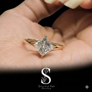Bague de fiançailles en moissanite taille princesse East West 2,00 CT, bague d'anniversaire solitaire carrée en or jaune 14 carats - Product Image 2