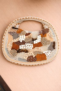 Sac à main élégant en forme de croissant orné de perles, idéal pour les soirées, les mariages et un usage quotidien, disponible à la vente en gros. - Product Image 5
