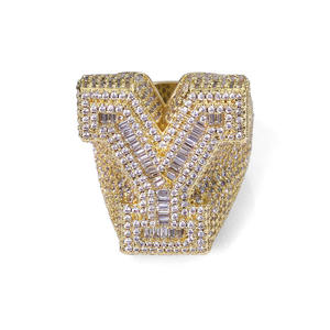 Anillo de lujo de moissanita con letras personalizables en plata S925 y oro de 14K, estilo hip-hop europeo-americano, para unisex. - Product Image 3