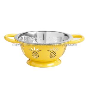 Égouttoir à fruits et légumes en acier inoxydable avec poignée, design de découpe d'ananas jaune, construction métallique écologique - Product Image 1