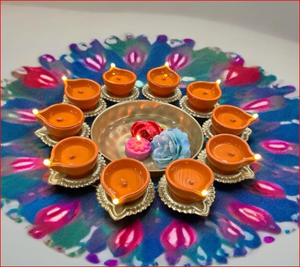 Cuenco Decorativo Urli de Metal Dorado Hecho a Mano con 10 Diyas, Cuenco Urli para Decoración del Hogar, Artículos de Decoración para Diwali - Product Image 6