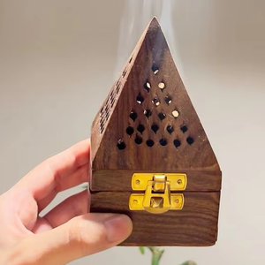 Quemador de incienso de madera artesanal con orificios de ventilación, base de madera, forma de pirámide, soporte para incienso árabe para regalos de Ramadán. - Product Image 1