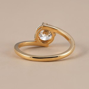 Anillo de banda cruzada con diamante redondo de 1.00 CT cultivado en laboratorio de primera calidad, oro amarillo de 14K, joyería de compromiso nupcial moderna para ella - Product Image 4