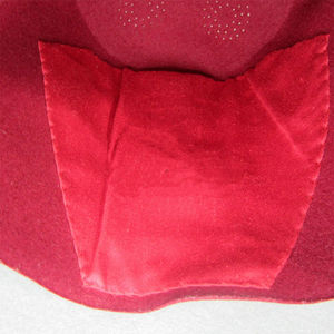 Chapeau Fez en feutre 100% laine d'Australie, bordeaux, brodé, style villageois, avec pompons dorés, vente en gros - Product Image 4