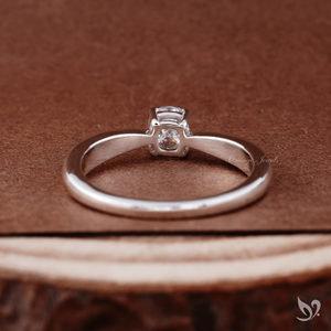 Anillo de compromiso delicado de oro blanco de 10 quilates con diamante de laboratorio de 0.50 quilates, corte cojín alargado, montura de pinza, solitario. - Product Image 3