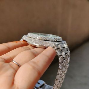 Splendide montre analogique à quartz pour homme avec boîtier en argent/moissanite, bracelet en cristal de saphir, chiffres romains, mouvement ETA, cadeau idéal - Product Image 5