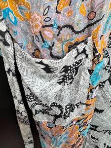 Écharpe en soie Sari à motif floral |   Robe kimono en crêpe de soie faite à la main pour femme, col en V, longueur intégrale, taille élastique sur le devant |   Luxe vintage - Product Image 4
