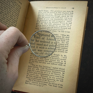 Lupa metálica vintage con cadena larga, colgante clásico para lectura, ideal para coleccionistas y como regalo literario. - Product Image 2