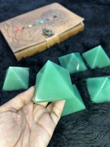 Pirámide de Aventurina Verde, Piedras de Cristal Pulido, Decoración para el Hogar, Gema Grabada con Técnica de Corte - Product Image 1