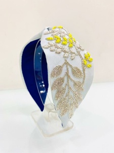 Serre-tête léger et confortable bleu orné de cristaux et de perles, fait main, accessoire vintage glamour et tendance - Product Image 1