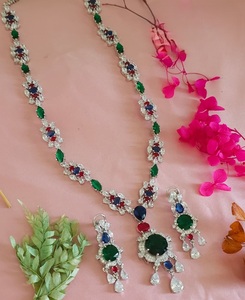Elegante conjunto de collar y aretes de moissanita chapados en oro de latón de primera calidad para mujer, colección para bodas. - Product Image 4
