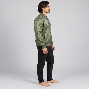 Veste en satin pour homme de haute qualité, conçue avec un tissu satiné léger, texture lisse, coupe confortable et style moderne. - Product Image 2