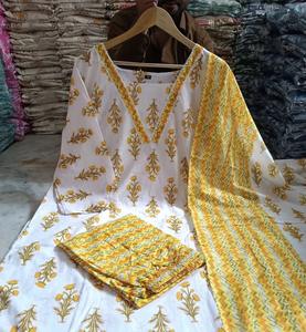 Conjunto de 3 Piezas de Kurti, Pantalón y Dupatta con Estampado Floral de Algodón Orgánico para Mujer |   Cuello en V |   Tallas Grandes (M-10XL) |   Transpirable - Product Image 3