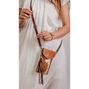 Bolso Bandolera de Cuero Genuino Estilo Vestido Hecho a Mano con Borlas, Funda de Teléfono Vintage de Verano con Grabado y Costuras Artesanales - Product Image 1