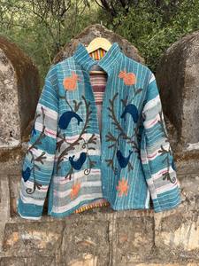 เสื้อแจ็คเก็ตผ้าฝ้ายงานฝีมือแบบคันธา ซูซานี – เสื้อแจ็คเก็ตปักลายแบบกลับด้านได้ ดีไซน์พิเศษ โดดเด่นด้วยลวดลายซูซานีแบบดั้งเดิมและลายคันธา - Product Image 1