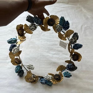 Corona festiva de metal para las fiestas con hojas de ginkgo doradas y piñas azules vibrantes, elegante decoración para la puerta principal en invierno - Product Image 6