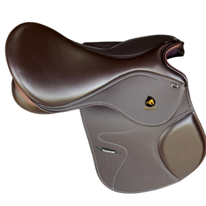 Silla de Montar Inglesa de Cuero Marrón para Salto Ecuestre con Estructura de Madera y Logotipo Personalizado - Product Image 1