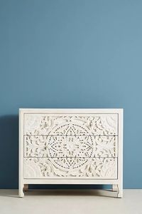 Commode de luxe artisanale en bois massif à 3 tiroirs, ornée de sculptures florales mandala et de motifs Jaali, finition blanc antique. - Product Image 2