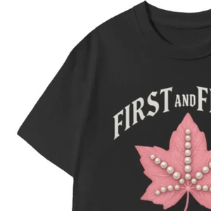   เสื้อยืด First & Finest สีดำสำหรับผู้หญิง ลายกราฟิก แขนสั้น คอกลม แรงบันดาลใจจากชมรมนักศึกษา สไตล์ลำลอง แฟชั่นสตรีทแวร์ เสื้อท่อนบนทันสมัย - Product Image 4