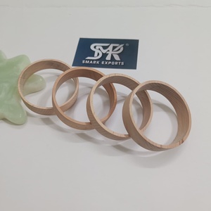 Brazalete Clásico Redondo de Madera Natural Hecho a Mano con Acabado Liso, Accesorio de Moda para Mujeres y Niñas - Product Image 1