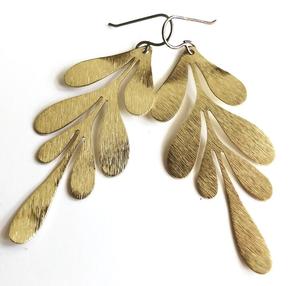 Modernos Pendientes de Flor Bohemia en Latón Chapado en Oro, Joyería de Zafiro Hecha a Mano, Elegante y de Alta Calidad, Personalizable - Product Image 4