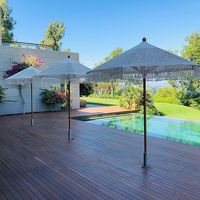 Parasol de luxe fait main en macramé et corde de coton avec franges et pompons pour terrasse extérieure, cour ou usage hôtelier