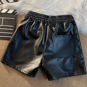 Shorts de Cuero Sólido en Stock con Cintura Elástica, Bolsillos Laterales, Cordón Elástico en la Parte Inferior y Bordado Sencillo para Hombre - Product Image 4