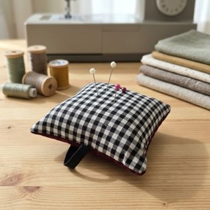 Coussinets à épingles carrés AA0204 avec bande élastique | Coussin à épingles carré à carreaux avec bande élastique et bordure rouge, accessoire de couture - Product Image 5