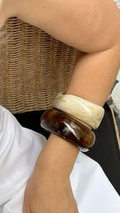 กำไลเรซิ่นทำมือสไตล์โมเดิร์น ดีไซน์ศิลปะ สำหรับร้านแฟชั่นบูติกและร้านขายเครื่องประดับออนไลน์ - Product Image 4