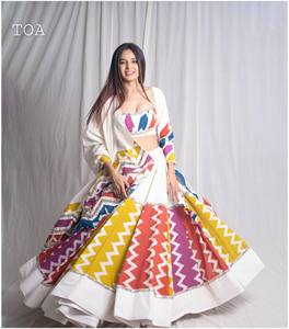 Ensemble ethnique Chaniya Choli en rayonne avec broderie miroir et dupatta imprimé, tenue de fête et de mariage pour femme - Product Image 1