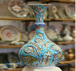 Impresionante jarrón de cerámica azul turquesa con texturas artesanales en relieve, disponible a precios de mayorista hoy. - Product Image 4