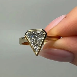 Bague de promesse unique en diamant de laboratoire 3,01 carats taille bouclier, or jaune 14 carats, moderne, personnalisable, bijoux fins, cadeau pour petite amie - Product Image 5