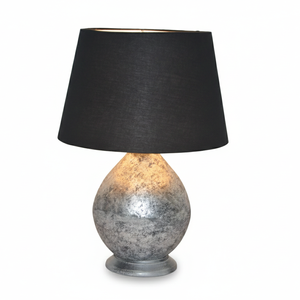 Lampe de table design avec base en pierre arrondie et abat-jour noir offrant une éclairage d'ambiance chaleureux pour le salon - Product Image 2