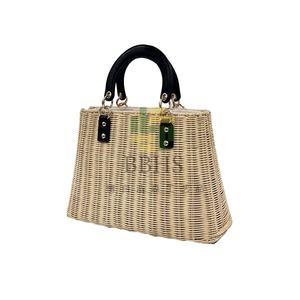 Sac à main bohème en paille avec poignées en cuir noir et fermoirs métalliques pour un usage quotidien - Product Image 1